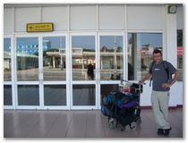 Wir waren etwas früh am Flughafen in Da Nang, die Tür war jedenfalls noch verschlossen