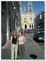 Kirche mit den Jeanne d'Arcs Gabi und Claudia