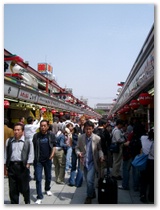 Zu Beginn der Golden Week hatte es noch mehr Leute, hier in Asakusa